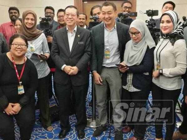 Guan Eng (tengah) bergambar bersama pengamal media selepas sesi sidang media di bangunan Parlimen hari ini.