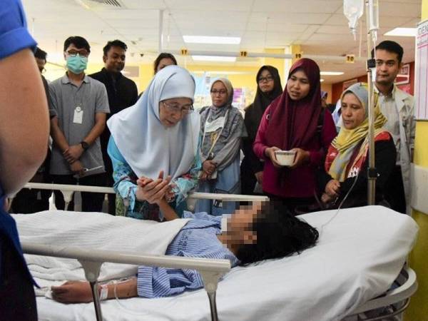 Timbalan Perdana Menteri, Datuk Seri Wan Azizah Wan Ismail meluangkan masa melawat mangsa di Jabatan Kecemasan Hospital Putrajaya, hari ini. - Foto FB DR WAN AZIZAH WAN ISMAIL