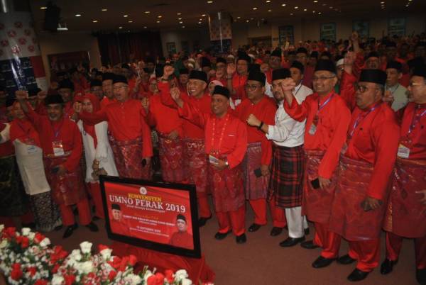 Saarani (tengah) dan Ahmad Zahid bersama-sama pimpinan tertinggi UMNO serta perwakilan yang hadir ke Konvensyen UMNO Perak, di Bangunan UMNO Negeri Perak, di sini hari ini.