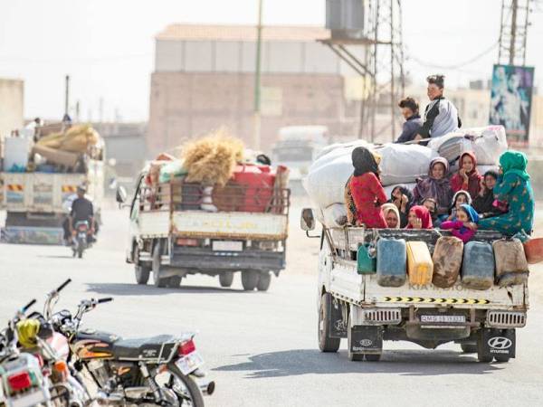 Penduduk puak Kurdish melarikan diri selepas Turki meningkatkan operasi ketenteraan mereka di timur laut Syria semalam. - Foto AFP