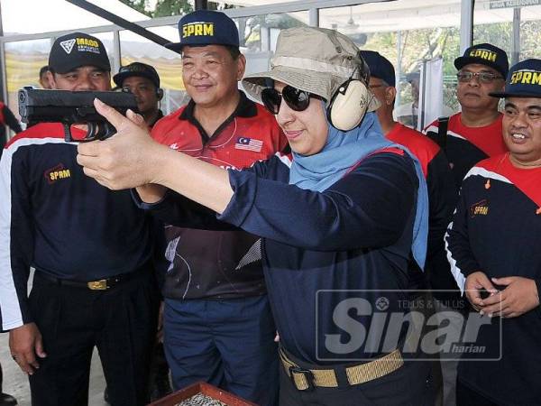 Latheefa Koya melakukan gimik program Menembak SPRM Bersama Media disaksikan oleh Ketua Polis Negara, Tan Sri Abdul Hamid Bador yang diadakan di Lapang Sasar Maktab Penjara Malaysia. -Foto Sinar Harian Rosli Talib