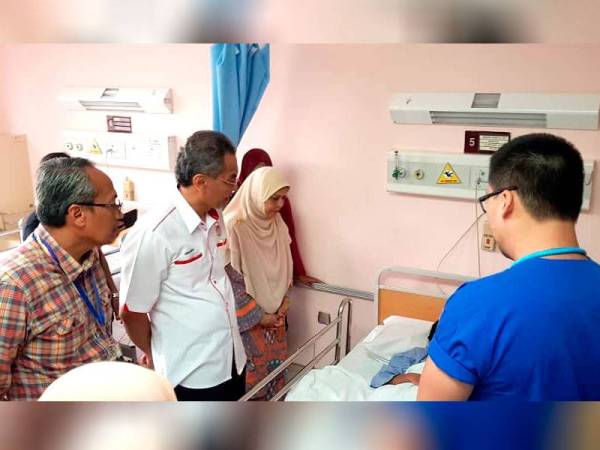 Dzulkefly melawat mangsa cedera yang kini masih menerima rawatan di wad Hospital Putrajaya.