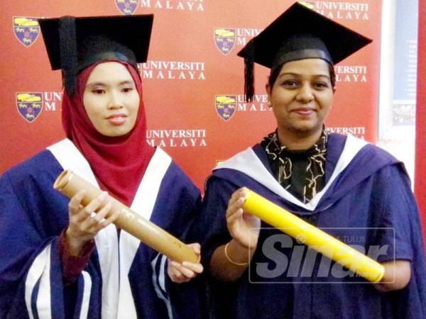 Caroline (kanan) dan Dayangku Aishah masing-masing menerima ijazah sarjana dan diploma pada Istiadat Konvokesyen UM ke-59 (sidang petang) di sini hari ini.