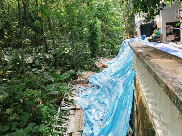 Runtuhan tanah ditutup kanvas bagi mengurangkan pergerakan tanah.