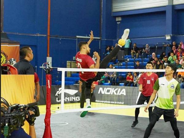 Antara aksi menarik dipamerkan pelibas Johor Tigris ketika menentang Sabah Mountaineers di Gem In Mall Cyberjaya. - Foto FB SepakTakraw League