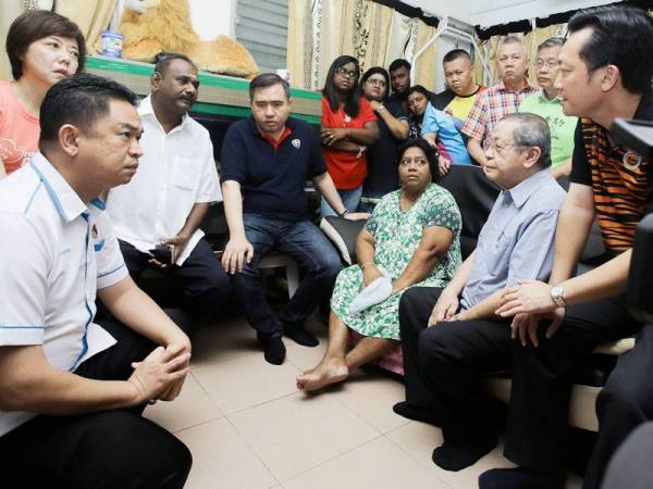 Loke Siew Fook (duduk, empat dari kiri) dan Lim Kit Siang (duduk, dua dari kanan) bertanya khabar isteri Gunasekaran, J Arul Merry (duduk, tiga dari kanan).