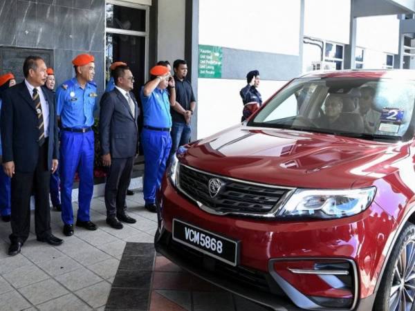 Perdana Menteri Tun Dr Mahathir Mohamad memandu sendiri kenderaan jenis Proton X70 ketika menghadiri Taklimat Pembangunan Pulau Langkawi di Pejabat Daerah dan Tanah Langkawi hari ini.