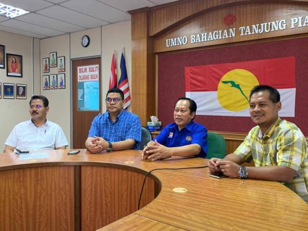 Ahmad (dua dari kanan) sewaktu sidang media di Pejabat UMNO Bahagian Tanjung Piai hari ini.