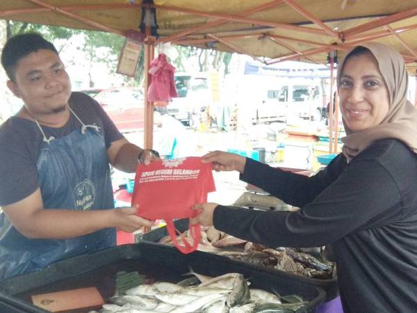 Latheefa dan Ishak (kanan) meluangkan masa beramah mesra dengan sebahagian peniaga di Pasar Tani Seksyen 13 di sini ketika program Sambutan Ulang Tahun FAMA ke-54 dan Kempen Anti Rasuah Sempena Ulang Tahun SPRM ke-52 hari ini.