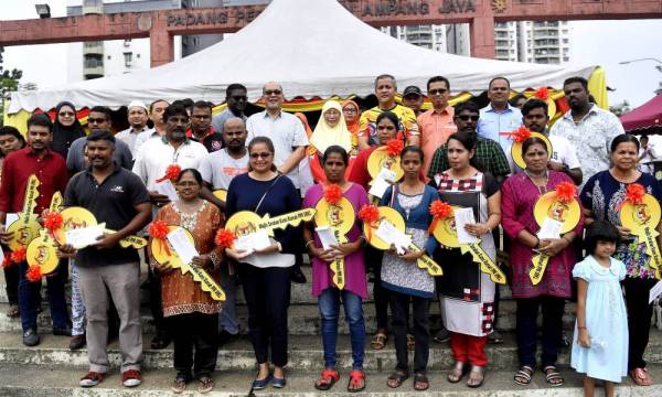 Dr Wan Azizah bergambar bersama penerima-penerima kunci Program Perumahan Rakyat (PPR) Dewan Bandaraya Kuala Lumpur (DBKL) ketika menghadiri Sambutan Bulan Sukan Negara 2019 Peringkat Daerah Hulu Langat di Padang Majlis Perbandaran Ampang Jaya, Pandan Indah, hari ini. -Foto Bernama