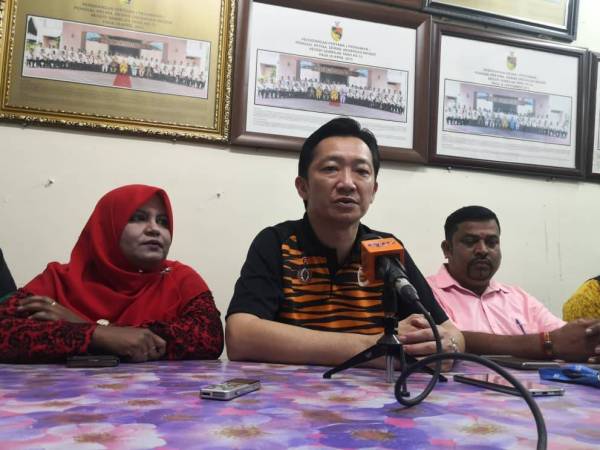 Cha Kee Chin (tengah) pada sidang media di Pusat Khidmat DUN Seremban Jaya hari ini.