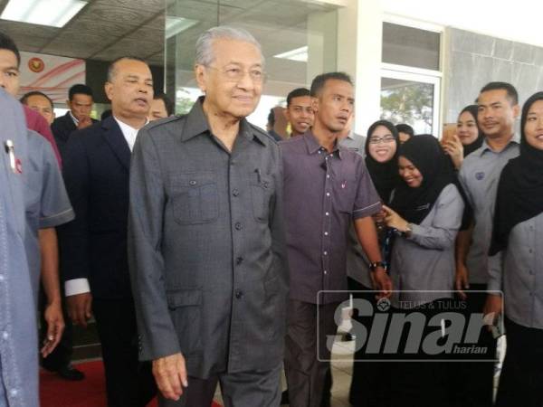 Dr Mahathir ketika tiba untuk sidang media di Pejabat Lembaga Pembangunan Langkawi hari ini.