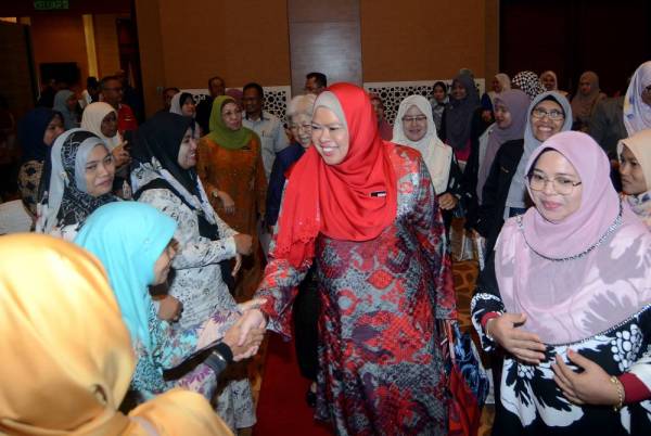 Rina bersalaman bersama peserta pada Majlis Perasmian Seminar Kepimpinan Wanita Luar Bandar Zon Utara di Pulau Pinang.