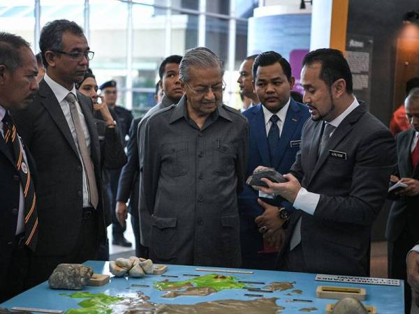 Dr Mahathir mendengar penerangan daripada Pengurus Bahagian Geopark Lembaga Pembangunan Langkawi (LADA), Azmil Munif Mohd Bokhari (kanan) ketika menghadiri Taklimat Pembangunan Pulau Langkawi di Kompleks LADA Langkawi hari ini. - Foto Bernama
