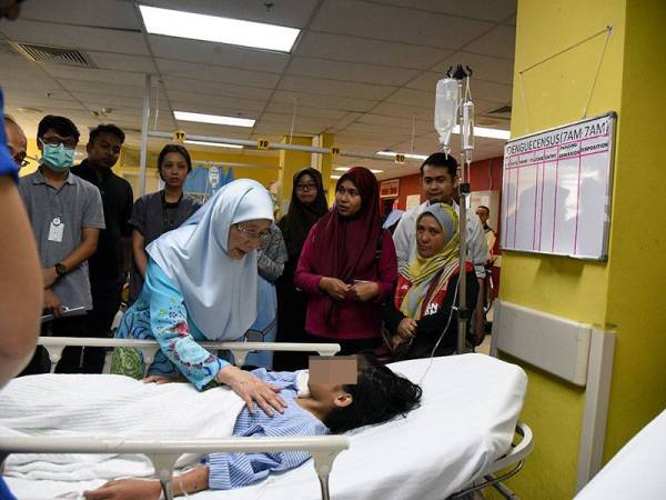 Wan Azizah melawat mangsa kejadian letupan belon di Hospital Putrajaya semalam. - Foto Bernama