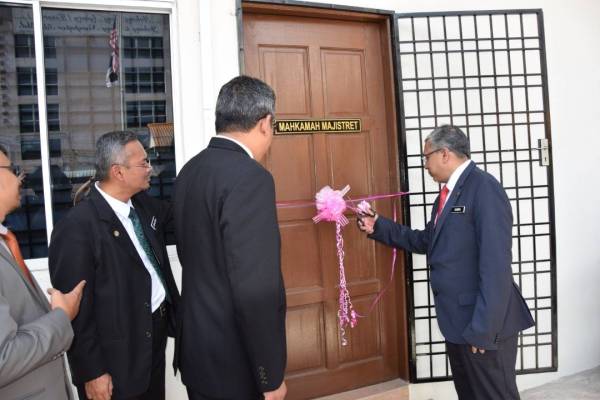 Mohamed Hanipa (kanan) sewaktu merasmikan pembukaan Mahkamah Majistret Kemaman.