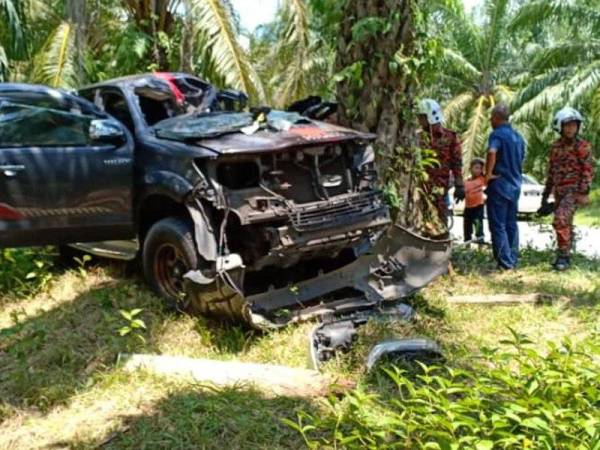 Toyota Hilux yang dinaiki pasangan suami isteri itu remuk selepas melanggar pokok kelapa sawit. Foto: ihsan Bomba