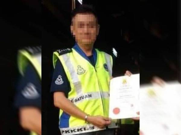 Gambar individu yang disyaki memiliki jaket keselamatan dan pangkat polis tular di laman sosial.