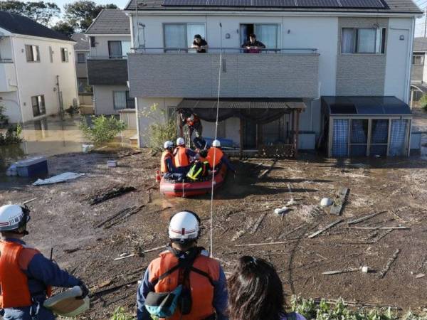 Pasukan SAR melakukan operasi memindahkan penduduk yang terperangkap selepas kediaman mereka dinaiki banjir di wilayah Saitama.