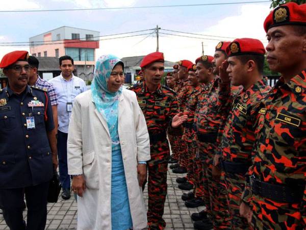 Zuraida (dua dari kiri) diiringi Pengarah Jabatan Bomba Johor, Datuk Yahaya Madis (kiri) disambut oleh barisan anggota Bomba dan Penyelamat sempena lawatan beliau ke Balai Bomba dan Penyelamat Pekan Nanas hari ini. - Foto Bernama