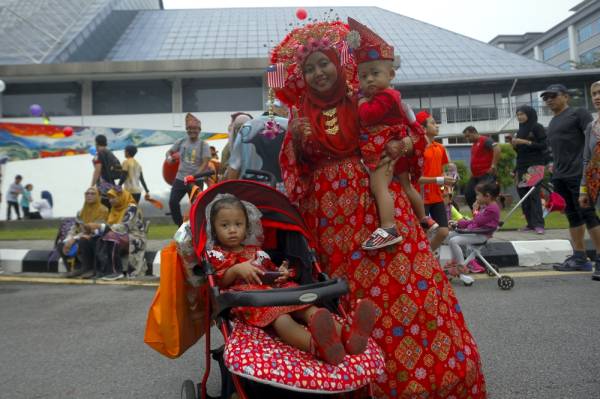 Kreatif bergaya dengan batik 