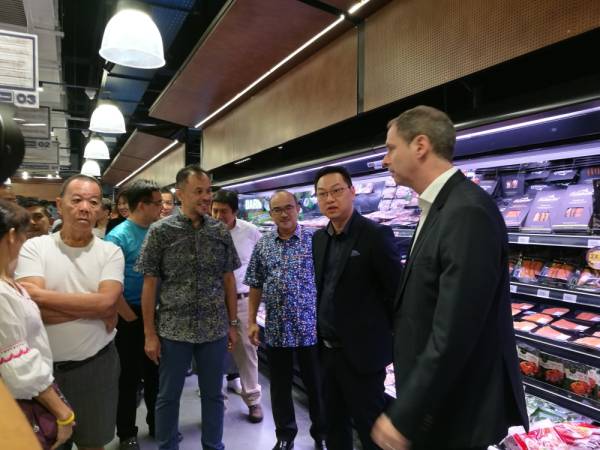 Akmal (dua,kiri) bersama Exco Perdagangan Antarabangsa, Pelaburan dan Utiliti, Jimmy Puah Wee Tse (dua,kanan) ketika melawat pasaraya B.I.G. di Medini Mall.