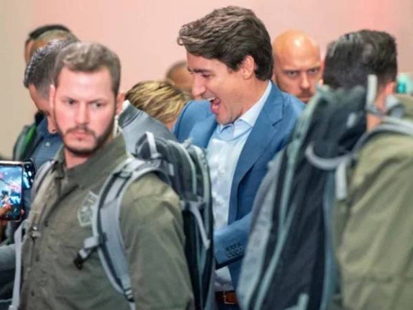 Justin Trudeau dikawal rapi petugas keselamatan ketika menghadiri kempen pilihan raya di Toronto. -Foto The Canadian Press