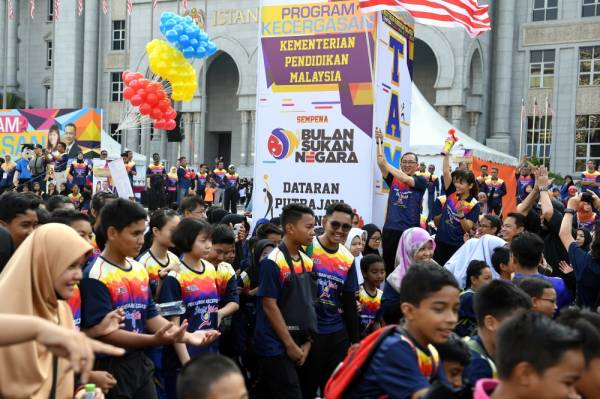 Belon helium (dalam bulatan) yang digunakan pada pelancaran majlis perasmian Program Kecergasan Peringkat Kebangsaan meletup di Dataran Putrajaya. -Foto Bernama