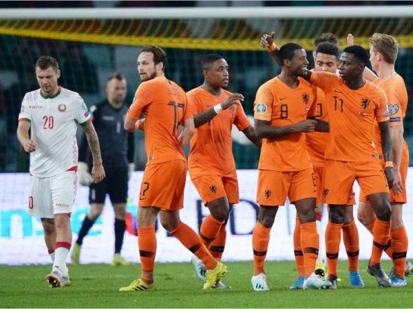 Pemain Belanda meraikan jaringan Wijnaldum pada aksi Kelayakan Euro 2020 menentang Belarus, awal pagi tadi. FOTO: Marca