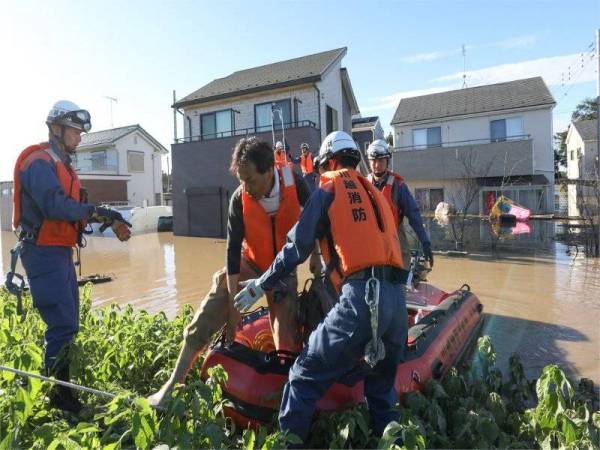 Puluhan ribu anggota penyelamat Jepun berusaha membantu penduduk yang terperangkap akibat tanah runtuh dan banjir akibat Taufan Hagibis. - Foto AFP