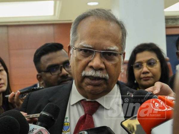 Ramasamy bercakap pada media di Parlimen hari ini. -Foto Sinar Harian SHARIFUDIN ABDUL RAHIM