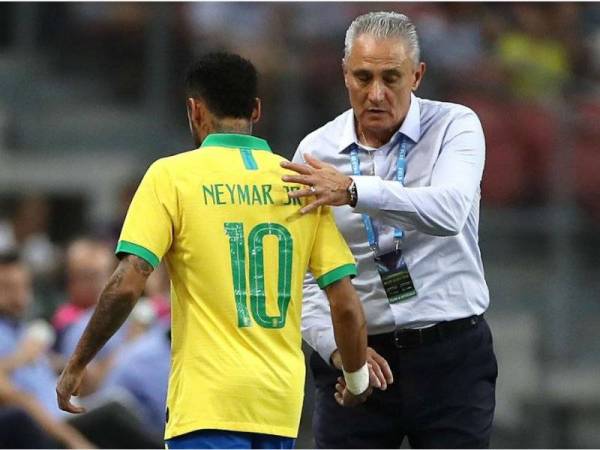 Tite (kanan) mempertahankan tindakannya menurunkan Neymar dalam perlawanan menentang Nigeria, semalam. - Foto: Goal.com