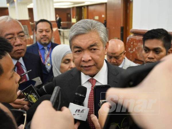 Ahmad Zahid bercakap pada media di Parlimen hari ini. -Foto Sinar Harian SHARIFUDIN ABDUL RAHIM