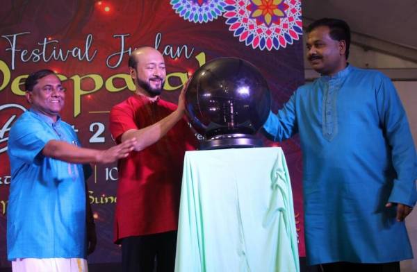 Mukhriz (tengah) merasmikan Majlis Penutup Festival Jualan Deepavali Peringkat Negeri Kedah Tahun 2019.