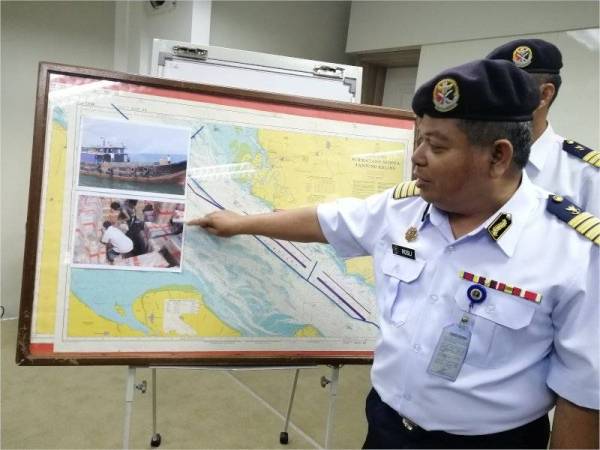 Mohammad Rosli menunjukkan lokasi Operasi Patkor Optima di jarak 3.2 batu nautika dari Tanjung Gabang Khamis lalu.