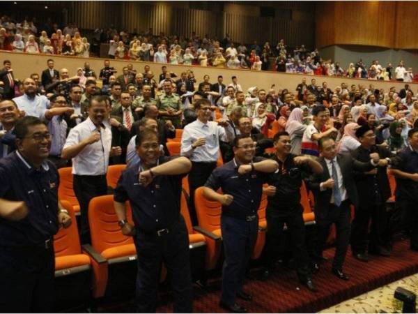 Amirudin (tiga dari kiri) bersama penjawat awam ketika Majlis Perhimpunan Bulanan Jabatan-jabatan Kerajaan Negeri Selangor di Auditorium, Dewan Jubli Perak di sini hari ini.