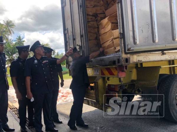 Karton-karton berisi ayam sejuk beku yang dipercayai diseludup dari Thailand.