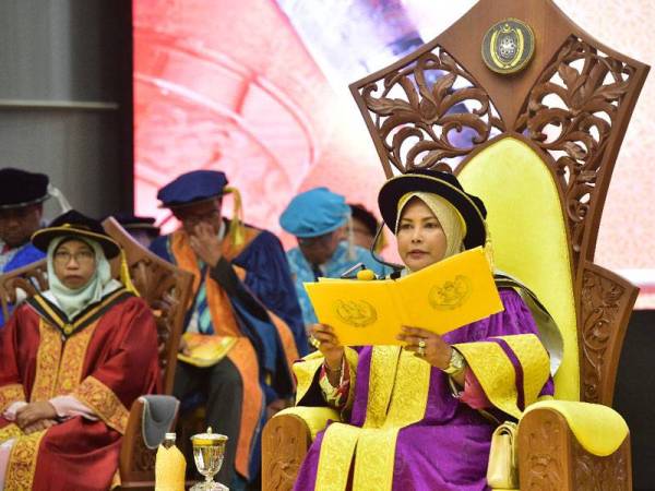 Sultanah Nur Zahirah berkenan menyampaikan titah ucapan pada Majlis Idul Ilmi (Istiadat Konvokesyen) Ke-11 UniSZA, di sini hari ini. Foto: UPDI