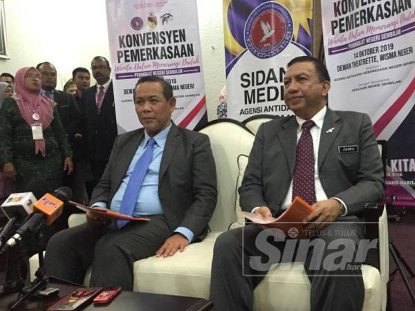 Zulkifli (kanan) pada sidang media selepas Konvensyen Pemerkasaan Wanita Dalam Memerangi Dadah 2019 di Wisma Negeri hari ini.