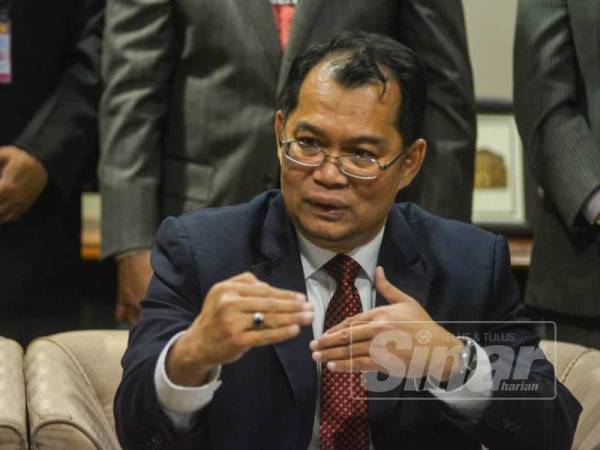 Nik Azman ketika bercakap pada sidang media di Parlimen hari ini. - Foto SHARIFUDIN ABDUL RAHIM