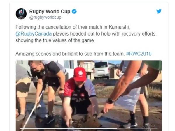 Pemain ragbi Kanada membantu pemulihan Kamaishi, Jepun berikutan pembatalan perlawanan mereka, ekoran ancaman Taufan Hagibis.- Foto Twitter Rugby World Cup