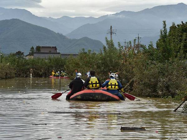 Petugas penyelamat menggunakan bot ketika menjalankan operasi mencari dan menyelamat di Nagano susulan Taufan Hagibis yang meragut puluhan nyawa. - Foto AFP