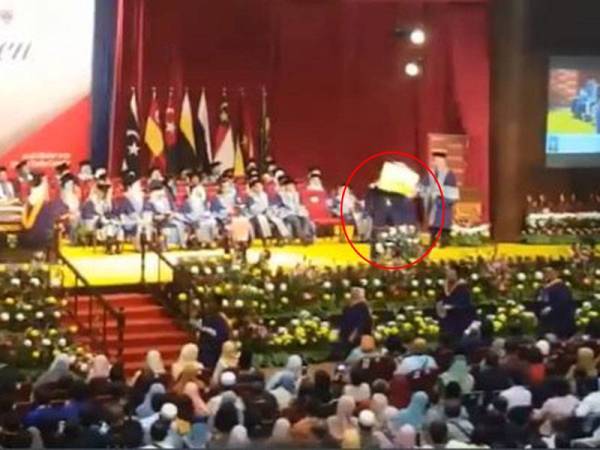 Graduan protes di pentas majlis istiadat konvokesyen tular di media sosial.