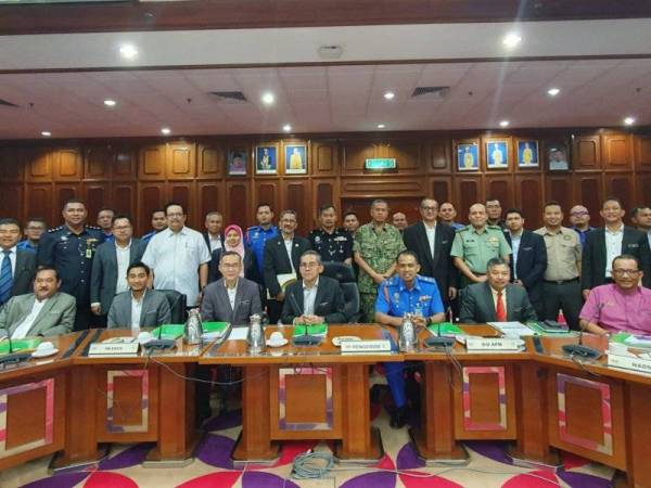 Che Adam (duduk baju biru) bersama agensi yang terlibat dalam JPBN selepas mengadakan mesyuarat hari ini. Foto: JPBN