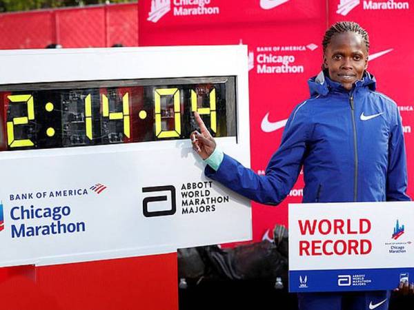 Kosgei mencatat masa dua jam 14 minit 04 saat (2:14:04) mengatasi masa yang dipegang Radcliffe iaitu dua jam 15 minit 25 saat (2:15:25) pada acara sama di London pada tahun 2003.- FOTO: AGENSI