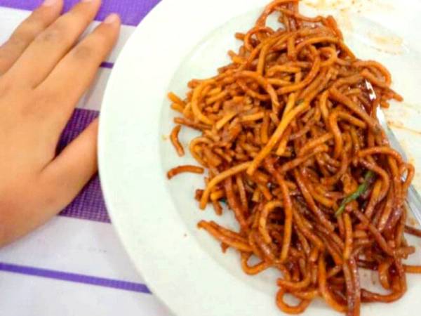 Keluarga pelajar di MRSM mendakwa hidangan 'noodles' ini disediakan sebagai makan malam bagi menggantikan nasi.