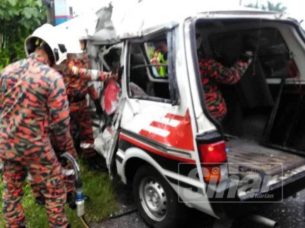 Anggota bomba membantu mengeluarkan mangsa yang tersepit dalam nahas membabitkan van dan lori petang tadi.