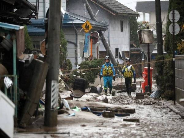 Anggota polis meronda kawasan terjejas akibat Taufan Hagibis berhampiran Sungai Chikuma, Nagano.
