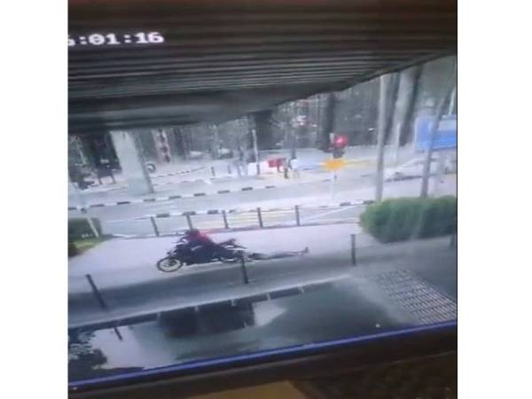 Paparan video yang memaparkan individu dipercayai pekerja Foodpanda meragut seorang wanita di Dataran Merdeka.