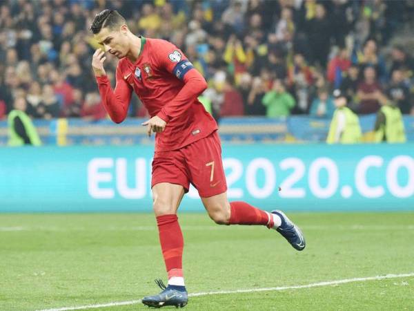 Ronaldo meraikan jaringan penaltinya ketika aksi menentang Ukraine di Stadium NSC Olimpiyskiy, Kiev, awal pagi tadi.